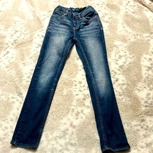 Size 7 girls/boys Levi’s slim fit blue jeans.